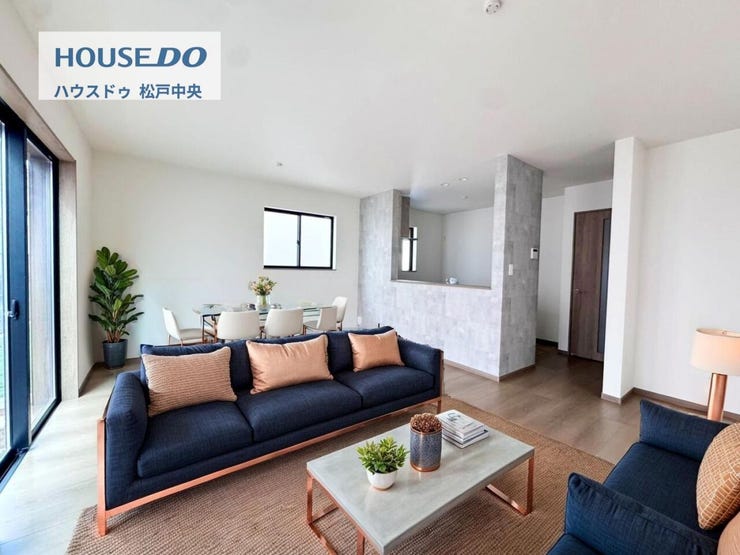 ◎リビング:2-C号棟(2/20撮影)
ワークコーナー付のLDK!
くつろぎのリビング部分が広く、来客の際も皆でお話ができます◎
※家具はCGになります。