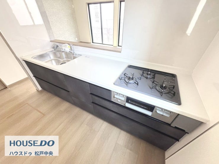 ◎キッチン:2-C号棟(2/20撮影)
スライド収納タイプのシステムキッチンは、毎日使いやすく奥様にもうれしいキッチンに。