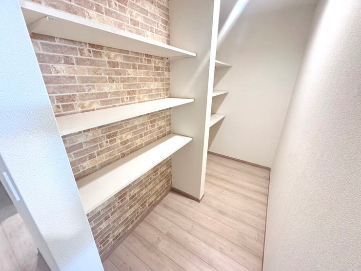 ◎パントリー:2-D号棟(2/6撮影)
今人気のパントリー付です!食料品や調味料、調理器具など、キッチン回りの収納に大活躍です!