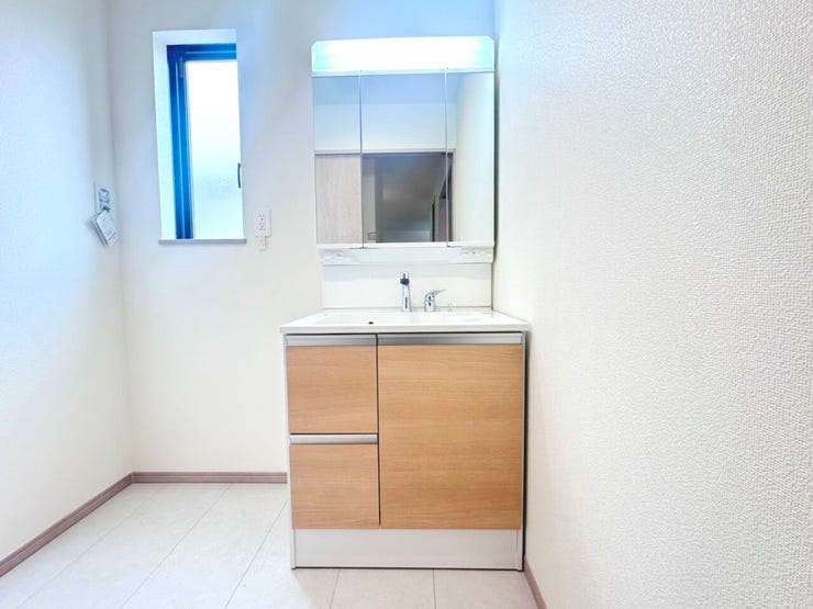 ◎洗面所:2-D号棟(2/6撮影)
三面鏡は鏡面も広く、収納部分も多いので、使い勝手も良いです!洗面にはたっぷり水をためられるので、頑固な汚れのつけおき洗いなどにも便利です!