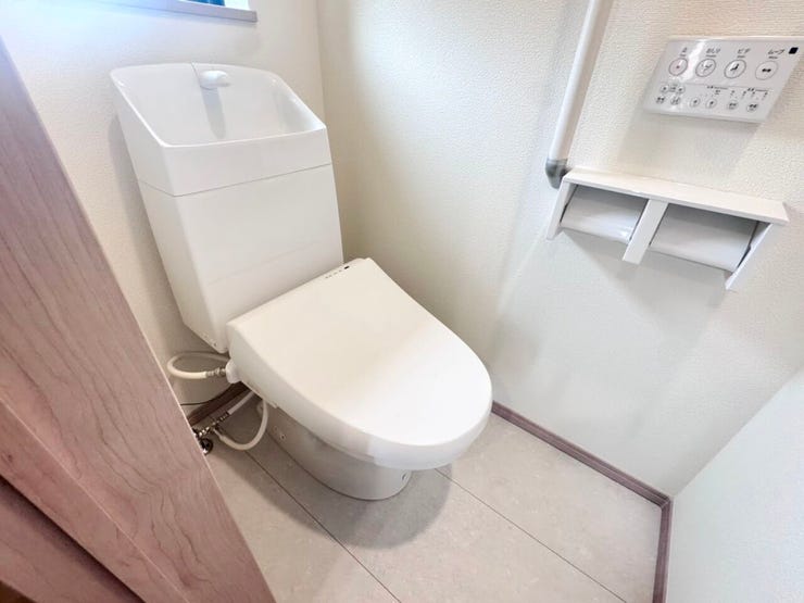 ◎トイレ:2-D号棟(2/6撮影)
1・2階ともにウォシュレット付!2か所トイレがございますので、朝のトイレ渋滞も解消!窓付きで明るく、換気もできます◎