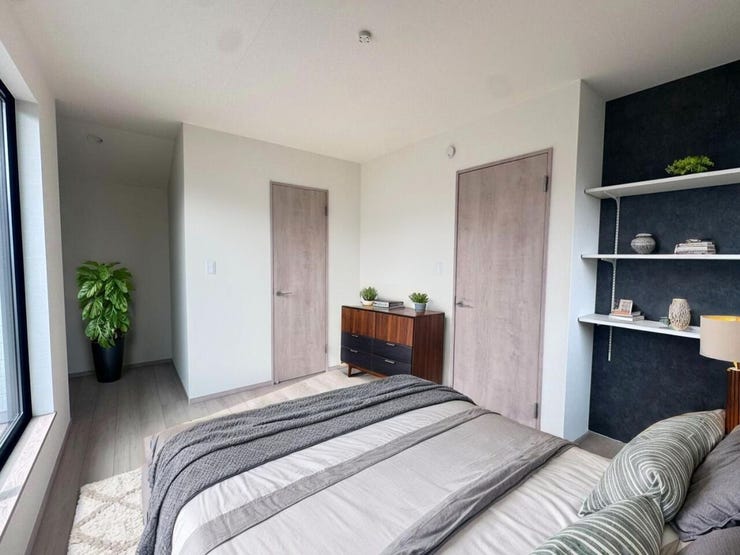 ◎洋室:2-D号棟(2/6撮影)
7.5帖の広々主寝室!
南向きであたたかな陽射しがたっぷり差し込む洋室!毎朝気持ち良く起きられそうですね。
※家具はCGになります。