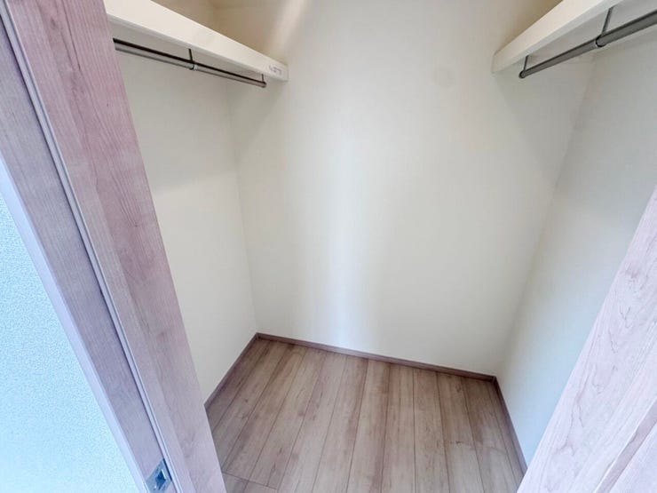 ◎WIC:2-D号棟(2/6撮影)
【全棟WIC付が標準装備◎】
奥行のあるWICは、お洋服だけでなく、季節物の家具や家電、ご来客用のお布団の収納スペースとしても使えます!