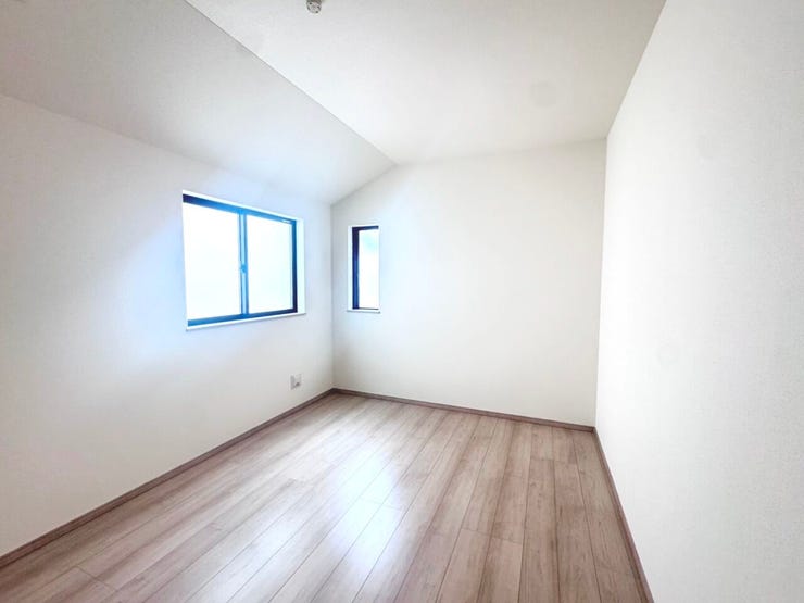 ◎洋室:2-D号棟(2/6撮影)
全居室2面採光!窓を2つ設けた事で光が差し込む温かい空間になっています!