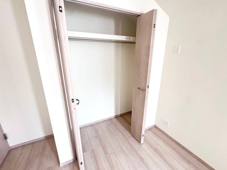 ◎収納:2-D号棟(2/6撮影)
収納扉は折戸扉になっているので、最小限のスペースで開閉が可能です◎レールがないので埃もたまらず、掃除がしやすいですね♪