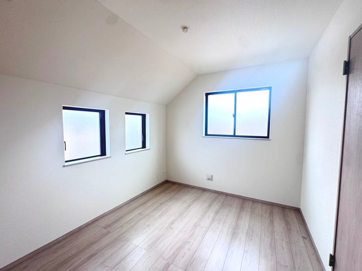 ◎洋室:2-D号棟(2/6撮影)
お部屋は全居室フローリング!お掃除やお手入れもラクラク!