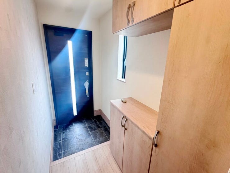 ◎玄関:2-D号棟(2/6撮影)
玄関収納はたっぷり収納できる大容量サイズ!ご家族分の靴もすっきり収納できます。