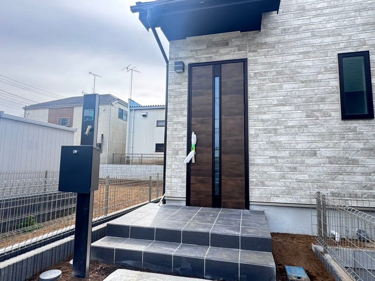 ◎玄関ポーチ:2-D号棟(2/6撮影)
土地が敷地延長の形状ですが、お子様が急に道路に飛び出す心配もなく、道路側からの視線も気にならず、安心してリビングでくつろげます!