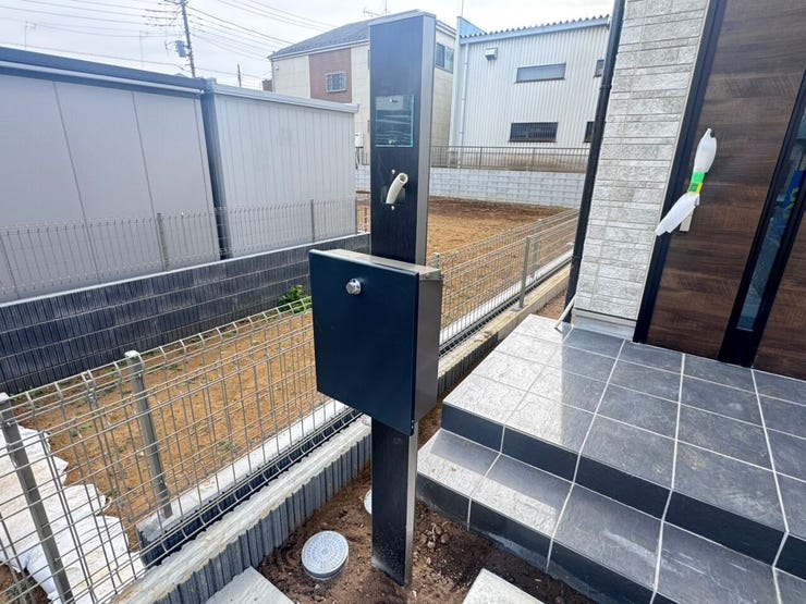 ◎機能門柱:2-D号棟(2/6撮影)
表札やポスト・インターホンなどが一つにまとまった機能門柱です。玄関まわりがスッキリとした印象になりますね。