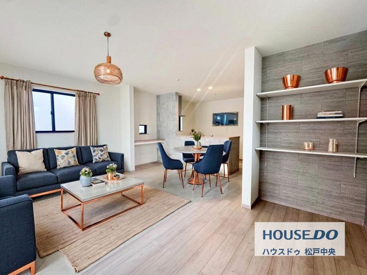 ◎リビング:2-D号棟(2/6撮影)
アクセントクロスを採用したパントリー付の広々LDK♪
21帖の広々リビングはご家族との団らんの時間も増えそうです!
※家具はCGになります。