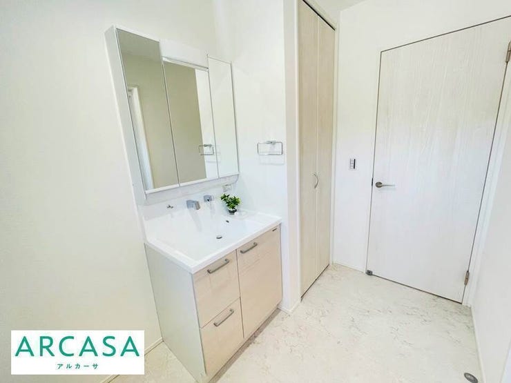 *施工事例*
ミラーの裏にはたっぷり収納スペースがあります!歯ブラシも中に収納できて衛生的♪洗面下の収納には背の高いものもスッキリ収納できます。