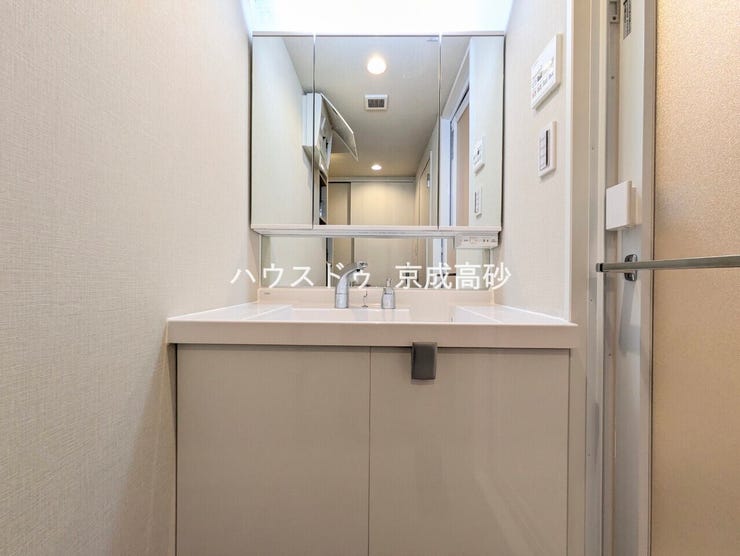 朝の身支度に便利なシャンプードレッサーはとっても便利です!シンク下の収納でアメニティ類のストックもバッチリ!