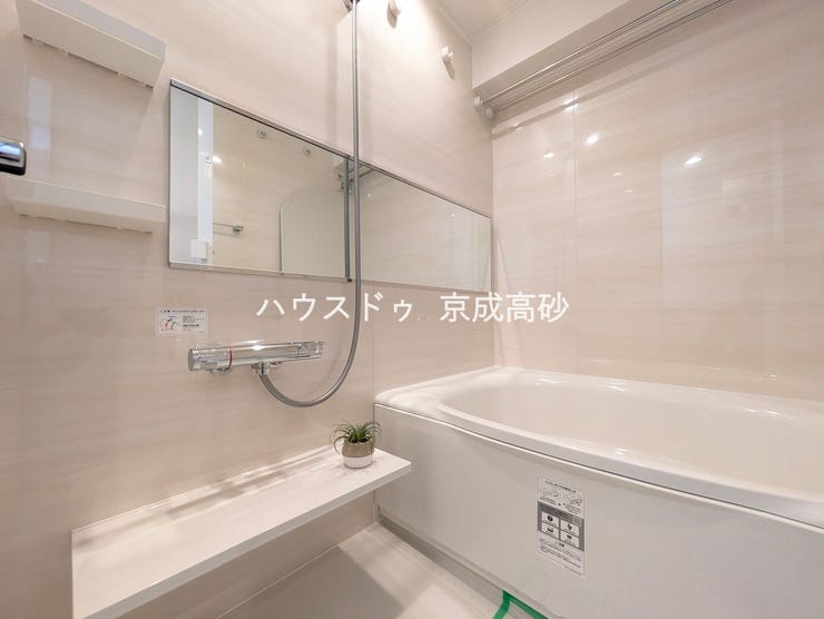 広い浴槽で足を伸ばせば1日の疲れも癒されます。落ち着いた雰囲気で、毎日のバスタイムが楽しみになりそうです。