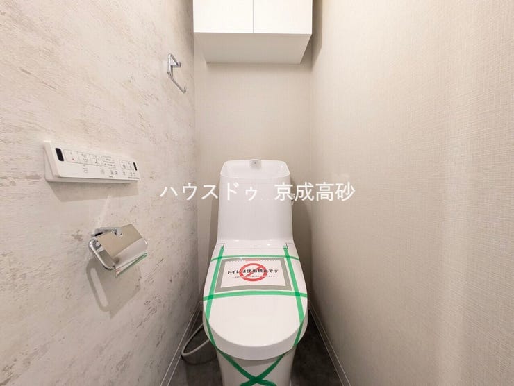 トイレは快適な温水洗浄便座付です。手洗い一体型のトイレ設備はスペースの節約ができ、ゆったりとした空間が確保できます。節水も期待できますね。