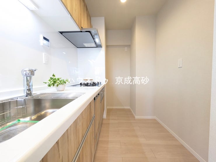 壁付け式で収納スペースを確保でき、作業スペースが広く、複数人でお料理が楽しめますね。