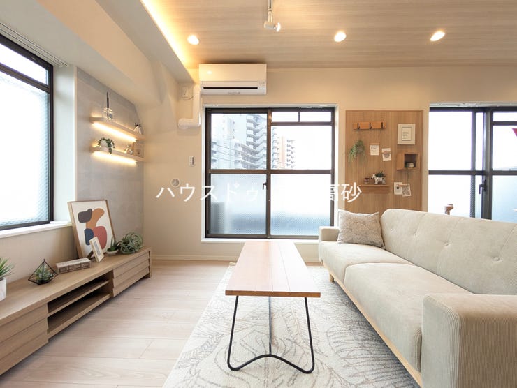 【外観】
明るく開放的な空間が広がるリビングダイニング。室内には豊かな陽光が注ぎ込み、爽やかな住空間を演出。ホームパーティーでもゲストと一緒に料理を楽しみながら楽しい時間を過ごせそうですね。