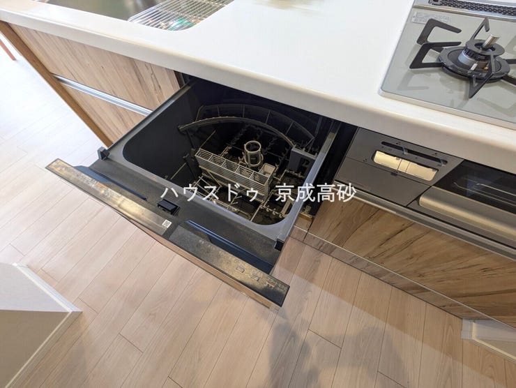 家事の時短に効果大の食洗器付き。高温でパワフルに洗い、温風乾燥します。手洗いよりも節水・節約が可能です。一度使うと手放せないですよ!