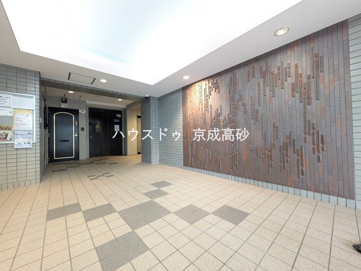 エントランス内部は、管理が行き届き清潔な共有スペースとなっています。