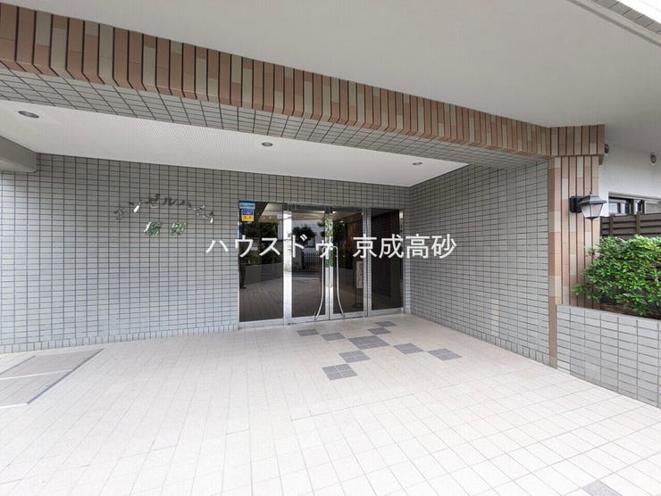 外と内をつなぐエントランスは管理が行き届き、居住者を優しく迎え入れてくれます。