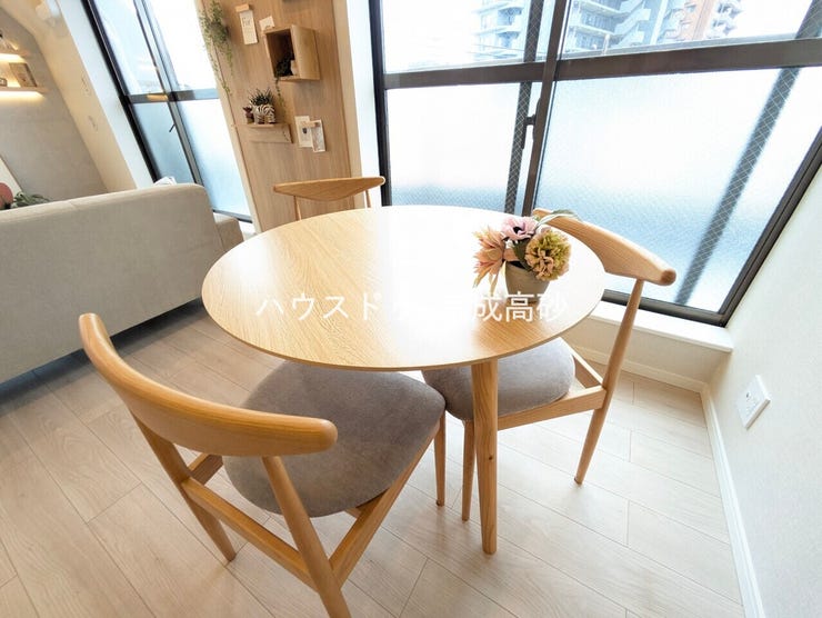 清潔感の溢れる明るい空間を創り出しているダイニング。