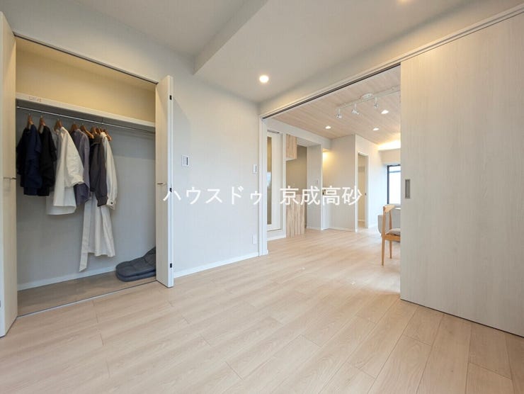 大きな窓からは快適な光を取り入れ、通気性能を上げる事で居心地の良い空間を演出してくれます。