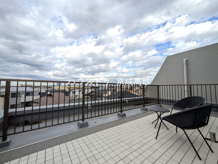 見てください!ゆったりとしたルーフバルコニーです!
洗濯物干しはもちろん、くつろぎの場所としてもGood!
天気の良い日は、読書やお茶でも楽しみたいですね!