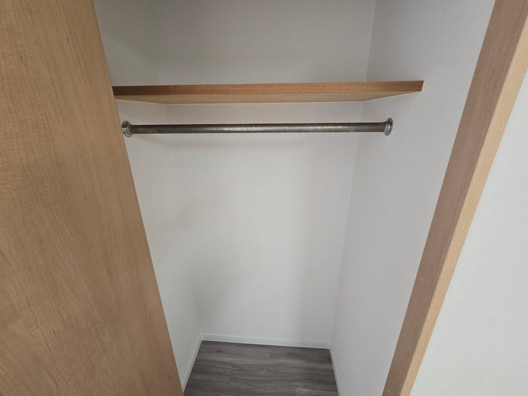 リビングにもクローゼットがあります。冬の帰宅後に上着をしまったり、いつも使う鞄などをしまっておくこともできますね。
※リフォーム後に撮影(2024年5月17日撮影)