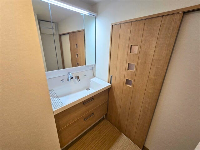 大きな三面鏡と収納もばっちり。ストック品も収納しておけますね!
※リフォーム後に撮影(2024年5月17日撮影)