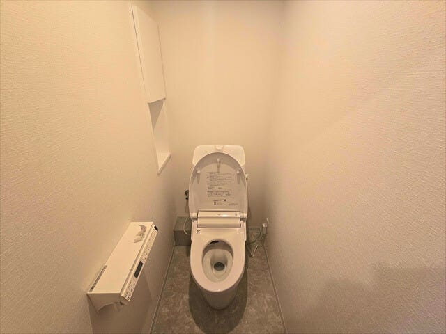 ウォシュレット付のトイレです。棚もあるので、収納やディスプレイにも。※リフォーム後に撮影(2024年5月17日撮影)