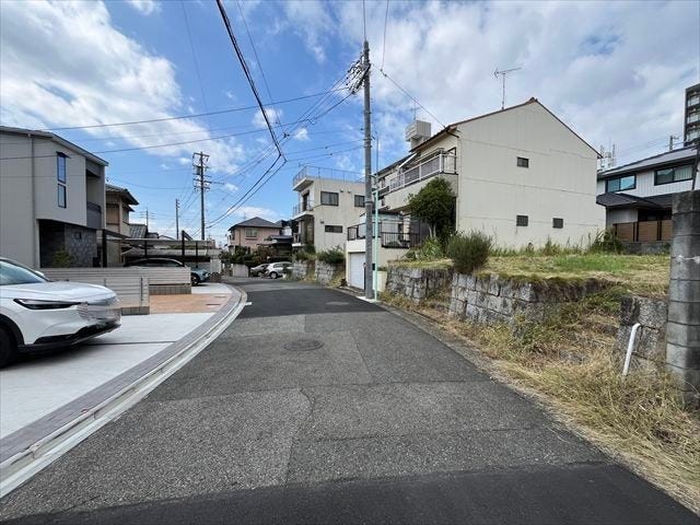 幅員約5.4mの南側前面道路です。お子様と手を繋いで歩いている横を車が通り抜けれる道幅となっています。安心してお子様と一緒にお出掛けする事が出来ます。
(2025年10月27日撮影)