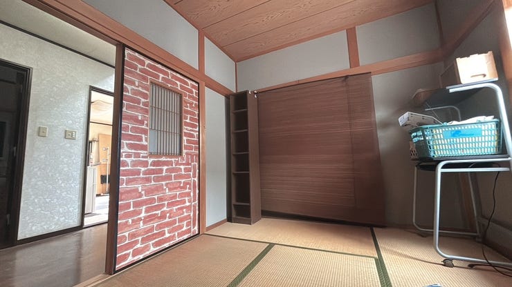 窓から日が差す明るいお部屋です。