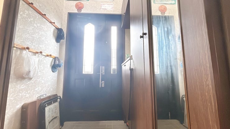 光が差す明るい玄関です。