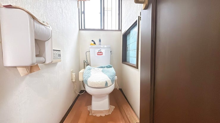 トイレにも窓があり、明るく通風良好です◎