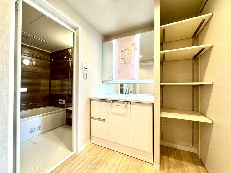 【Washroom】すっきりとしたデザインで、毎日の生活が快適に。収納も豊富な洗面所です。