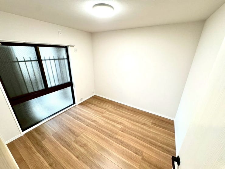 【Bedroom】ナチュラルな内装で、リラックスできる空間。寝室や書斎にも最適です。