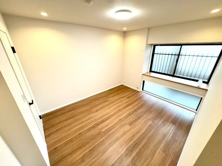 【Bedroom】クローゼット完備で収納力◎。家具の配置もしやすい機能的な洋室です。