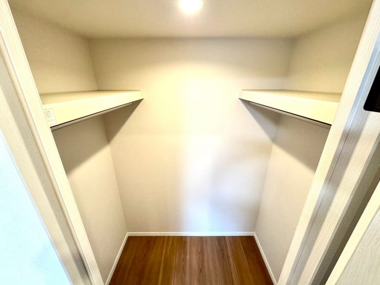 【WIC】広々としたウォークインクローゼットで、衣類や小物をすっきり収納できます。