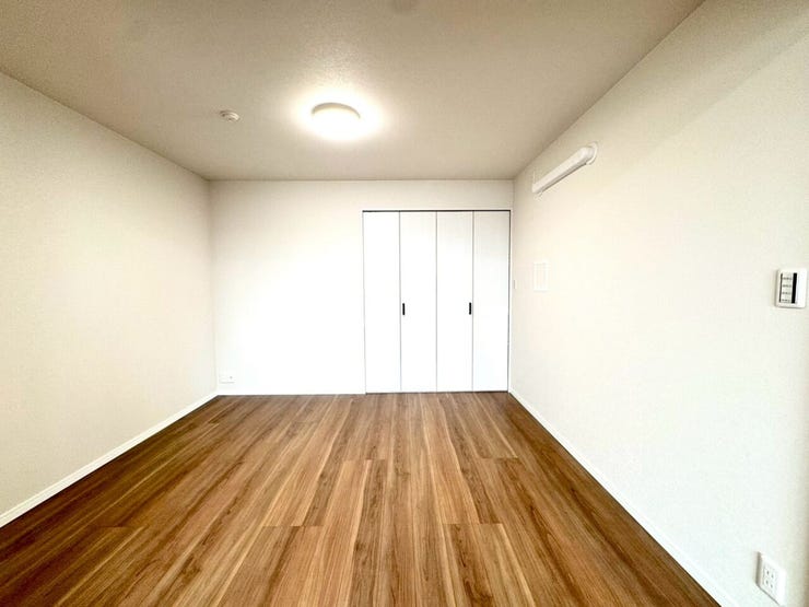 【Bedroom】クローゼット完備で収納力◎。家具の配置もしやすい機能的な洋室です。