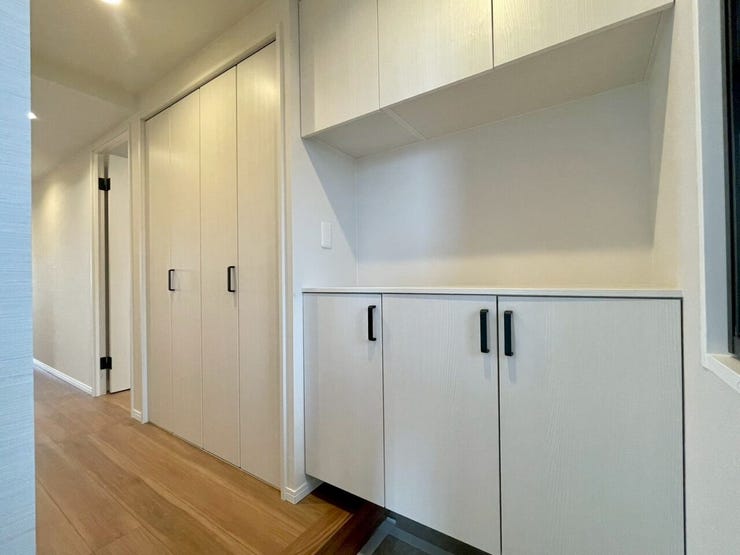 【Entrance】シューズボックス完備の玄関で、靴や小物もスッキリ収納できます。