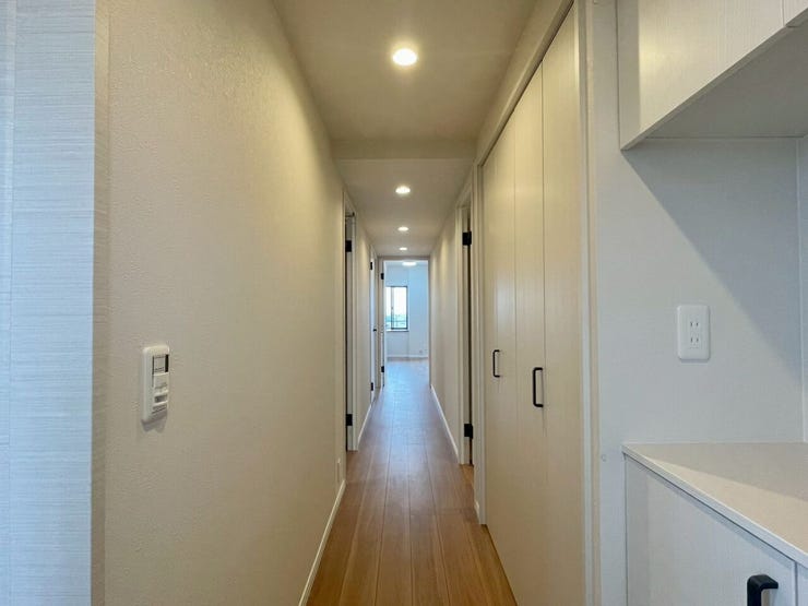 【Entrance】明るく清潔感のある玄関が、毎日の帰宅を心地よく迎えてくれます。