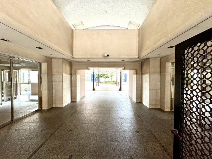 【Exterior】落ち着いた雰囲気のエントランスが、ご帰宅のたびにやさしく迎えてくれます。