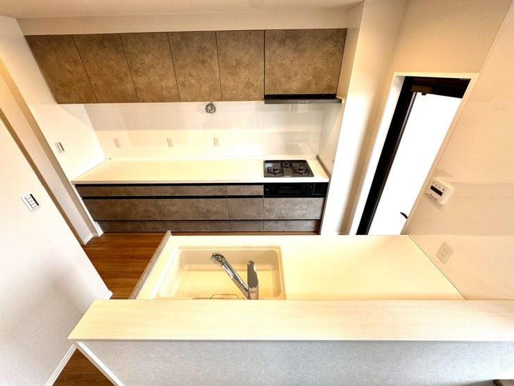 【kitchen】効率よく使える広々キッチン。収納力も高く、料理の時間がスムーズに。