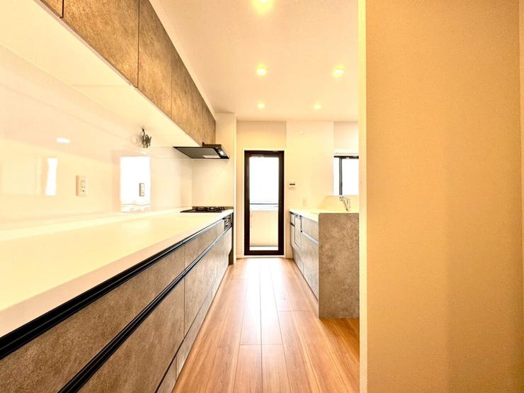 【kitchen】広めのキッチンは料理のしやすさを追求した設計。収納も豊富で作業がしやすい空間です。