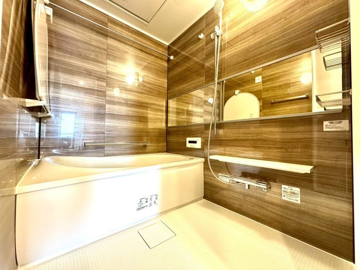 【Bathroom】広く快適な浴室で、ゆったりとお湯に浸かるひとときをお楽しみいただけます。