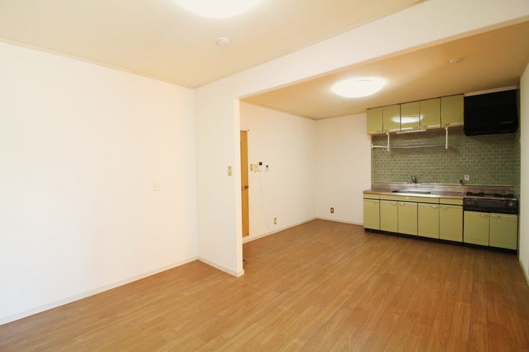 約14帖のLDK!レトロなキッチンが可愛らしいですね◎家族が集まる素敵な憩いの空間になりそうです◎