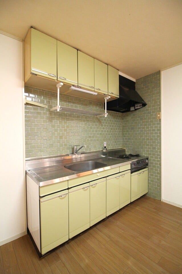 収納も充実したキッチンとなります◎タイルの色目がグリーンなので落ち着いて癒されるそんなキッチンとなっております◎