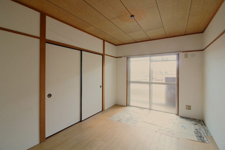 *南側6帖洋室*
お掃除もラクラク約6帖の洋室となります◎シンプルな色合いなのでお好みの居室を演出するのも楽しみの一つですね!