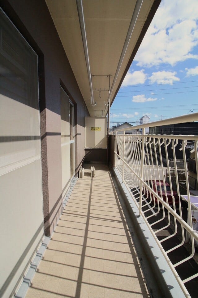 *南側バルコニー*
南向きのバルコニーは日当たりも良く、たっぷりの洗濯物もよく乾きそうです!毎日の洗濯も気持ちよく干せそうですね。