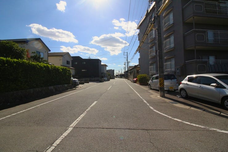 大通り沿いではないため、車通りも多くなくお車の運転が苦手でも安心できる前面道路です。お気軽にお問合せください♪