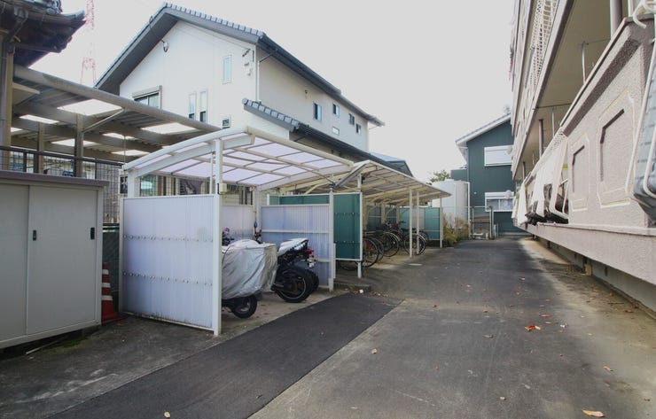 *駐輪場*
屋根付きの駐輪場がございます!!悪天候の時も屋根付きなら安心ですね!お気軽にお問合せください♪